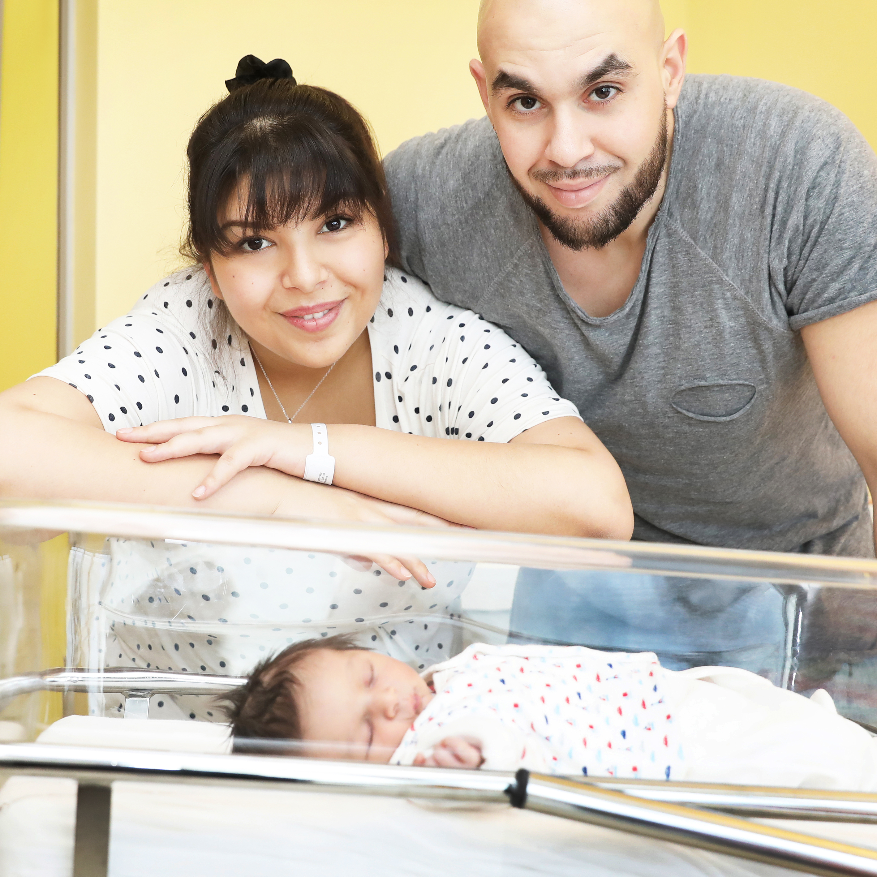 Parents et nouveau né au service maternité Les Bluets